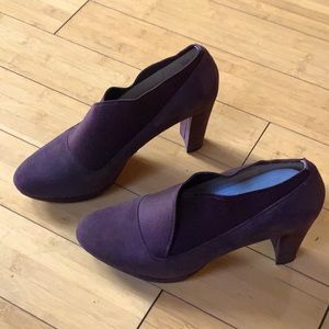 Like New Clarks dark brown suede leather shoes Size 9